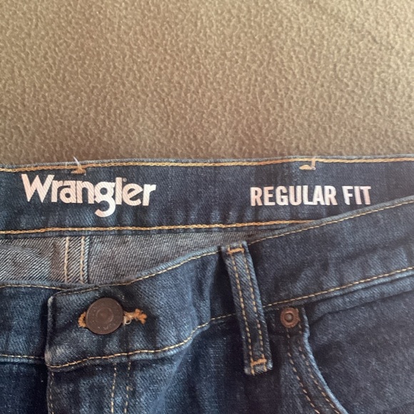 Men’s Wrangler blue jeans. 5 pocket button and zipper closure. Size 38 x 32 - Picture 3 of 7
